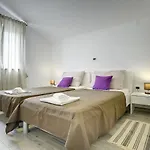 Modern With Private Pool Near *