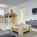 Modern With Private Pool Near *