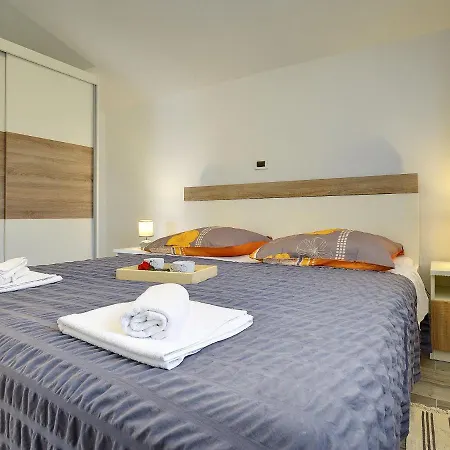 Modern With Private Pool Near * Valbandon