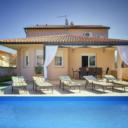 Modern With Private Pool Near Villa Valbandon