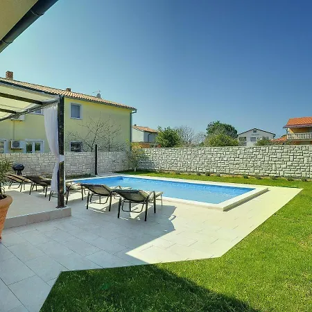 Villa Modern With Private Pool Near Valbandon