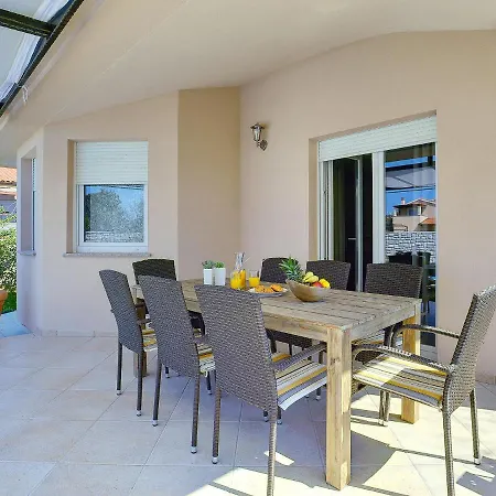 Modern With Private Pool Near Valbandon