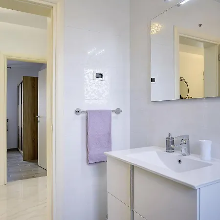 Modern With Private Pool Near *