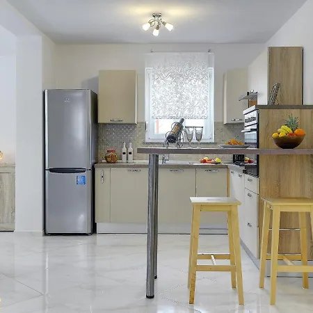 Modern With Private Pool Near Vila Valbandon