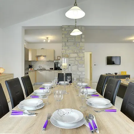 Modern With Private Pool Near Valbandon