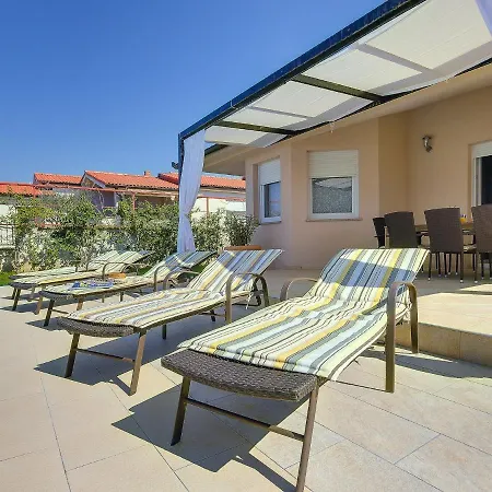 Villa Modern With Private Pool Near *