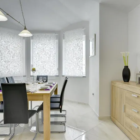 Modern With Private Pool Near Valbandon