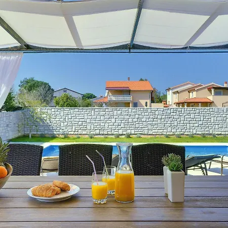 Modern With Private Pool Near Vila