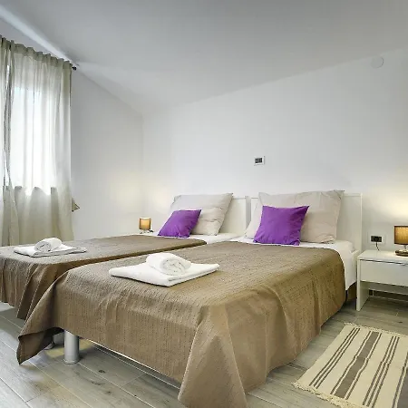 Modern With Private Pool Near *