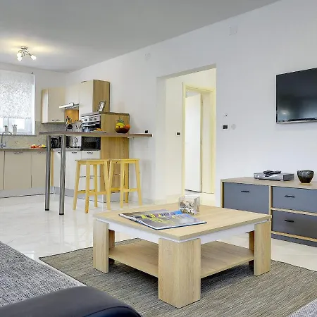 Modern With Private Pool Near *