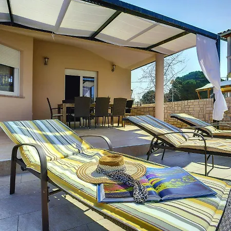 Modern With Private Pool Near Vila *