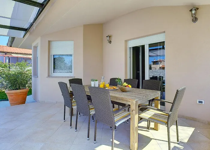 Modern With Private Pool Near Valbandon