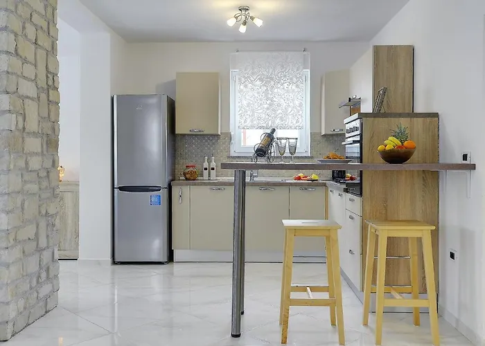 Modern With Private Pool Near Villa Valbandon