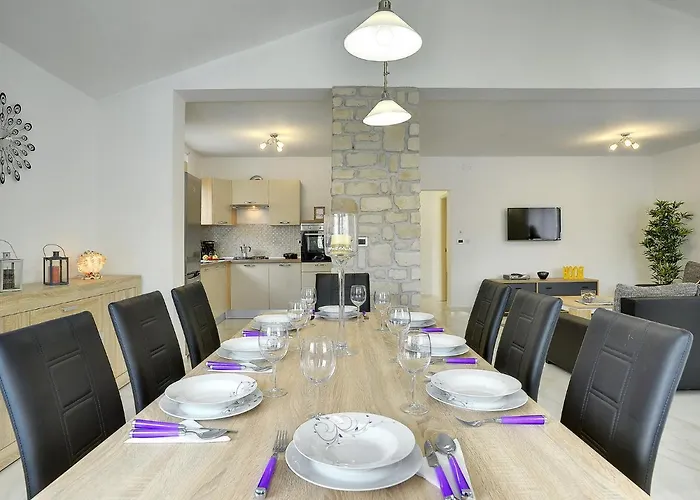 Modern With Private Pool Near Valbandon