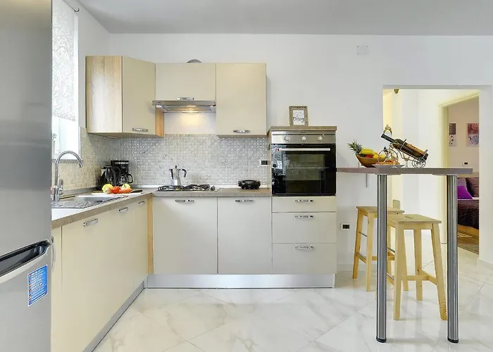 Modern With Private Pool Near *