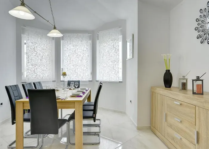 Modern With Private Pool Near Valbandon