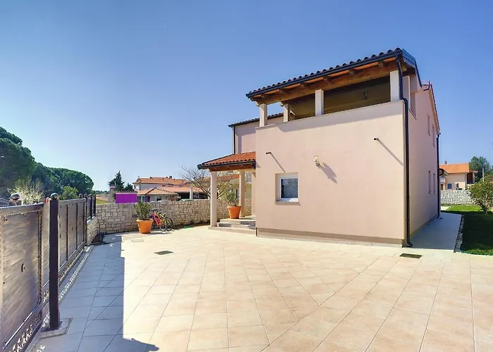 Modern With Private Pool Near * Valbandon