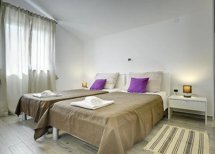 Modern With Private Pool Near *