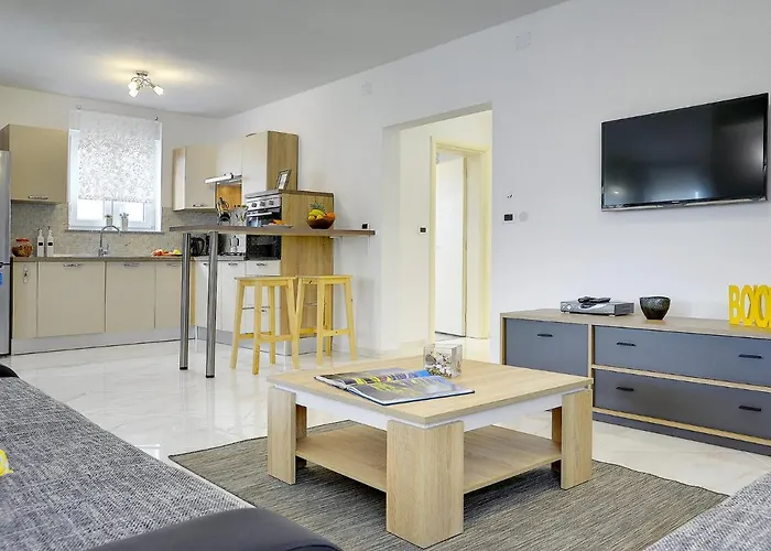 Modern With Private Pool Near *