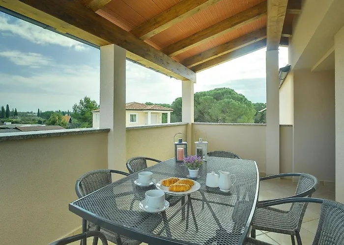 Modern With Private Pool Near *