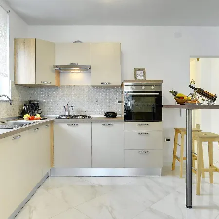 Modern With Private Pool Near *