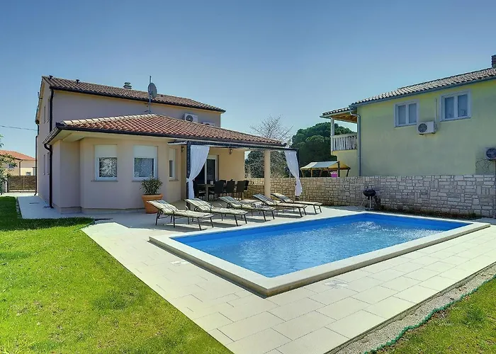 Βίλα Modern With Private Pool Near *